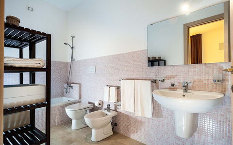 Casapietra - Scicli, Sicilia: Spejl, Sanitærarmatur, Tap, Håndvask, Ejendom, Badeværelsesvask, Badeværelse, Træ, Purple, Bygning