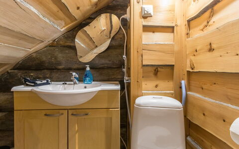 Menninkäisenkolo: Møbel, Indretning, Gulvbelægning, Etage, Bord, Loft, Køkken & Spisebord, Belysning, Stol, Hjem