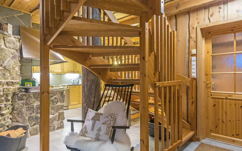 Menninkäisenkolo: Møbel, Indretning, Gulvbelægning, Etage, Bord, Loft, Køkken & Spisebord, Belysning, Stol, Hjem
