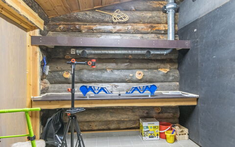 Menninkäisenkolo: Møbel, Indretning, Gulvbelægning, Etage, Bord, Loft, Køkken & Spisebord, Belysning, Stol, Hjem