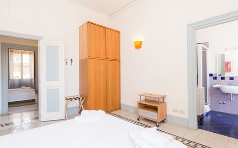 Angelico: Bygning, Møbel, Ejendom, Cabinetry, Komfort, Azure, Træ, Skuffe, Dør