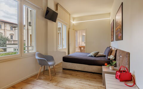 Lucy Florence Charming Modern Apartment Near Piazz: Møbel, Vindue, Bygning, Træ, Komfort, Gulvbelægning, Indretning, Etage, Stue, Laminat Gulv