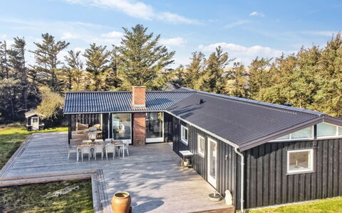 Tuukka - 350M from the Sea: Loft, Gulvbelægning, Indretning, Etage, Kompositmateriale, Møbel, Udvej, Hotel, Design, Dagslys