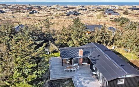 Tuukka - 350M from the Sea: Loft, Gulvbelægning, Indretning, Etage, Kompositmateriale, Møbel, Udvej, Hotel, Design, Dagslys