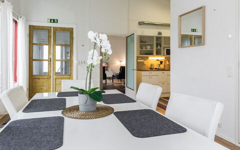 Tammikallio: Svømmepøl, Udvej, Udendørs Møbler, Design, Skygge, Landscaping, Hotel, Water Feature, Eco Hotel