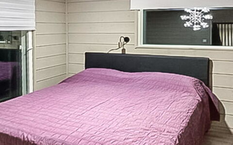 Käkikello: Indretning, Træ, Møbel, Soveværelse, Etage, Gulvbelægning, Seng, Textile, Belysning, Loft