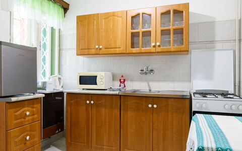 Stella: Cabinetry, Countertop, Møbel, Ejendom, Køkkenvask, Bygning, Håndvask, Køkken, Skuffe, Træ