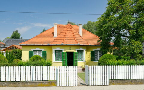 Stella: Plante, Ejendom, Himmel, Vindue, Bygning, Træ, Hegn, Stakit, Land Lot, Hus