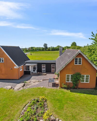 Adrienne - 6.4Km from the Sea
