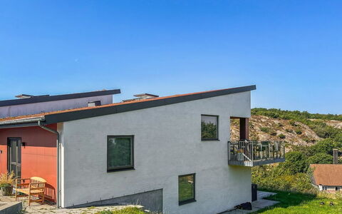Sasser - 450M from the Sea: Møbel, Indretning, Stol, Gulvbelægning, Bord, Udvej, Etage, Loft, Værelse, Eco Hotel