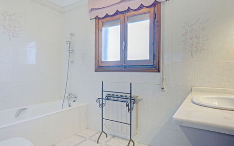 Villa Zamorita: Ejendom, Sanitærarmatur, Badekar, Vindue, Bygning, Tap, Azure, Badeværelse, Purple