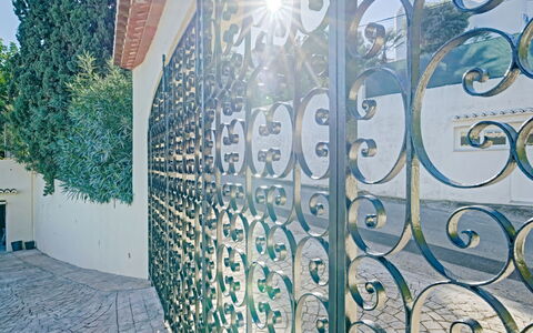 Villa Zamorita: Azure, Træ, Plante, Font, Kunst, Facade, Milepæl, Glas, Toner Og Skygger, Byområde
