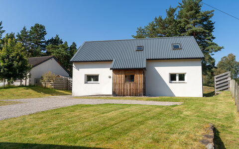 Muir Edge: Himmel, Plante, Bygning, Ejendom, Vindue, Træ, Dør, Hus, Land Lot, Sommerhus