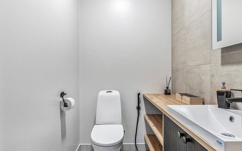 Villa Aava: Toiletbræt, Badeværelse, Toilet, Sanitærarmatur, Gulvbelægning, Væg, Etage, Håndvask, Indretning, Tap