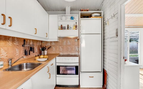 Holte - 750M from the Sea: Køkken, Køkken Apparat, Større Bandage, Countertop, Gulvbelægning, Træ, Indretning, Etage, Cabinetry, Køleskab