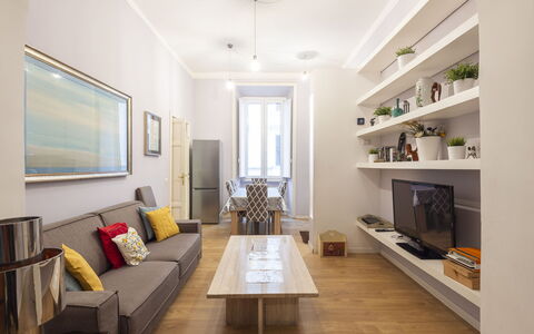 Porta Magica: Møbel, Ejendom, Bord, Træ, Indretning, Billedramme, Couch, Arkitektur, Hal, Etage