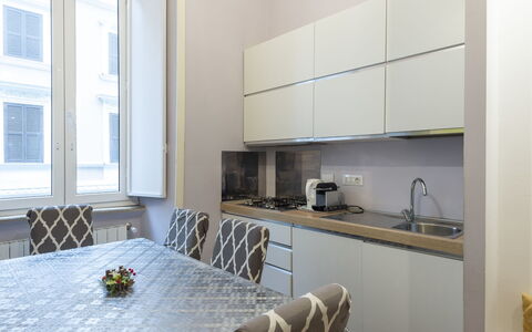 Porta Magica: Ejendom, Cabinetry, Vindue, Countertop, Komfur, Indretning, Træ, Gulvbelægning, Etage