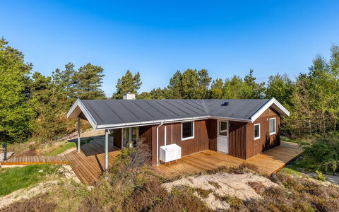 Jakko - 2.6Km from the Sea: Bygning, Hus, Vindue, Hjem, Tag, Boligområde, Busk, Sommerhus, Land Lot