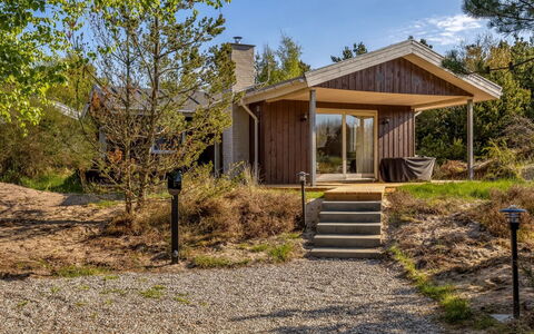 Jakko - 2.6Km from the Sea: Bygning, Hus, Vindue, Hjem, Tag, Boligområde, Busk, Sommerhus, Land Lot