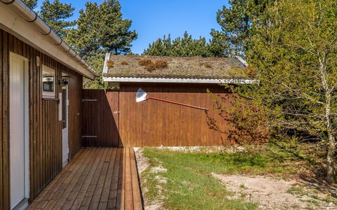 Jakko - 2.6Km from the Sea: Bygning, Hus, Vindue, Hjem, Tag, Boligområde, Busk, Sommerhus, Land Lot