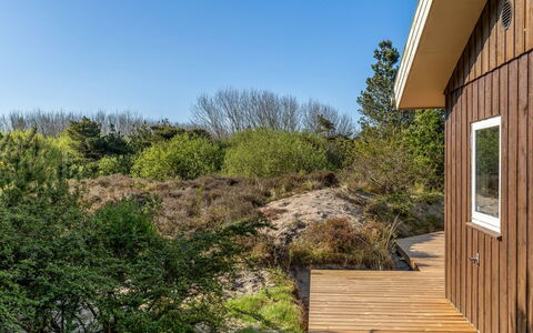 Jakko - 2.6Km from the Sea: Bygning, Hus, Vindue, Hjem, Tag, Boligområde, Busk, Sommerhus, Land Lot