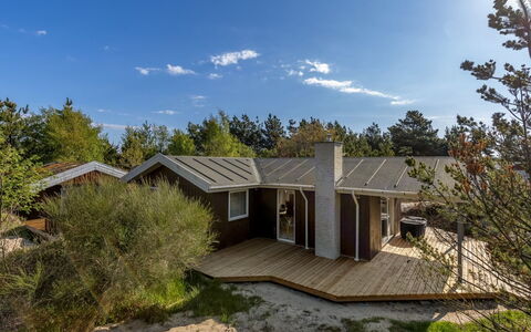 Jakko - 2.6Km from the Sea: Bygning, Hus, Vindue, Hjem, Tag, Boligområde, Busk, Sommerhus, Land Lot