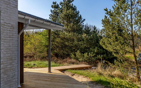 Jakko - 2.6Km from the Sea: Bygning, Hus, Vindue, Hjem, Tag, Boligområde, Busk, Sommerhus, Land Lot