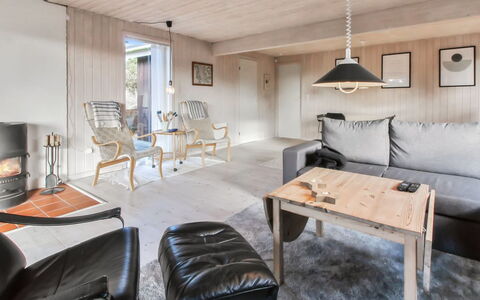 Jakko - 2.6Km from the Sea: Møbel, Indretning, Gulvbelægning, Couch, Etage, Træ, Loft, Stue, Værelse, Bord