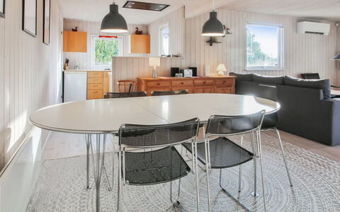 Jakko - 2.6Km from the Sea: Møbel, Indretning, Gulvbelægning, Træ, Loft, Etage, Køkken & Spisebord, Bord, Stol, Spisestue