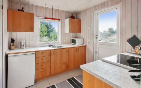 Jakko - 2.6Km from the Sea: Væg, Træ, Hjem, Køkken, Bejdse, Håndvask, Countertop, Tap, Køkkenvask, Hårdttræ