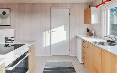Jakko - 2.6Km from the Sea: Køkken, Countertop, Gulvbelægning, Træ, Håndvask, Indretning, Køkken Apparat, Etage, Sanitærarmatur, Køkkenvask