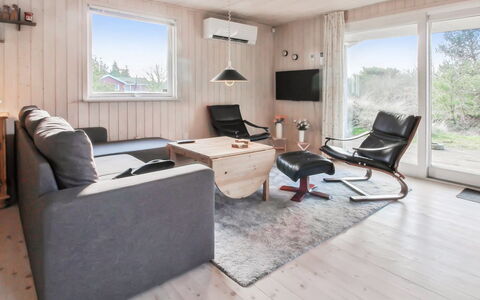 Jakko - 2.6Km from the Sea: Træ, Møbel, Gulvbelægning, Indretning, Hjem, Loft, Stue, Etage, Couch, Værelse
