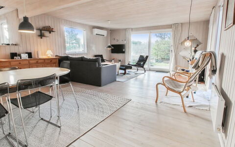 Jakko - 2.6Km from the Sea: Bygning, Hus, Vindue, Hjem, Tag, Boligområde, Busk, Sommerhus, Land Lot