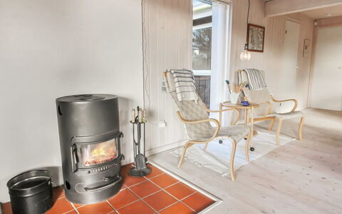 Jakko - 2.6Km from the Sea: Bygning, Hus, Vindue, Hjem, Tag, Boligområde, Busk, Sommerhus, Land Lot