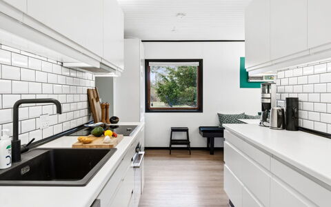 Janna - 1.4Km from the Sea: Køkken, Countertop, Køkken Apparat, Indretning, Gulvbelægning, Træ, Cabinetry, Større Bandage, Møbel, Husholdningsapparat