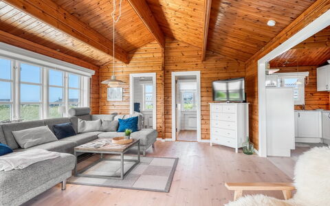 Patti - 280M from the Sea: Træ, Loft, Sommerhus, Hjem, Hårdttræ, Bjælkehytte, Bejdse, Trægulve, Planke, Stue