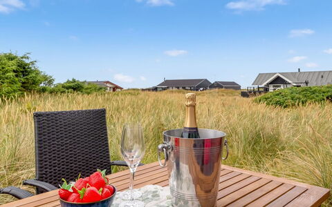 Patti - 280M from the Sea: Himmel, Udendørs Møbler, Møbel, Stol, Sommerhus, Udendørs Bord, Eco Hotel, Skygge, Gårdhave, Serveware