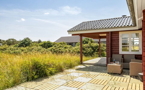 Patti - 280M from the Sea: Træ, Gulvbelægning, Bejdse, Cabinetry, Countertop, Køkken, Sanitærarmatur, Hårdttræ, Naturmateriale, Håndvask
