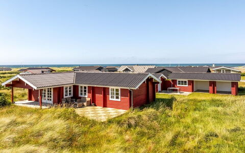 Patti - 280M from the Sea: Træ, Gulvbelægning, Bejdse, Cabinetry, Countertop, Køkken, Sanitærarmatur, Hårdttræ, Naturmateriale, Håndvask