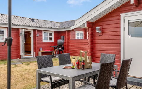 Patti - 280M from the Sea: Hus, Hjem, Dør, Tag, Sommerhus, Estate, Have, Skygge, Sidespor, Gård