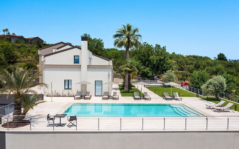 Villa Decoro - Mascali, Sicilia: Himmel, Vand, Plante, Ejendom, Bygning, Svømmepøl, Azure, Træ, Hus, Rektangel