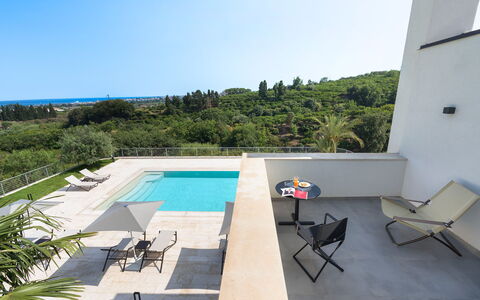 Villa Decoro - Mascali, Sicilia: Himmel, Møbel, Bygning, Bord, Plante, Stol, Svømmepøl, Vand, Udendørs Møbler, Skygge