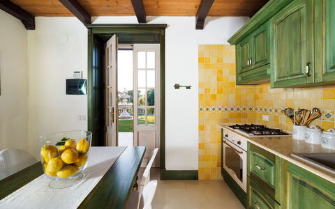 Casa Desiderio - Siracusa, Sicilia: Cabinetry, Ejendom, Bygning, Møbel, Countertop, Håndvask, Bord, Køkken, Gul, Køkkenvask