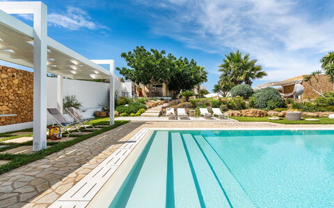 Casa Ocra - Misiliscemi, Sicilia: Sky, Plante, Bygning, Himmel, Ejendom, Vand, Azure, Svømmepøl, Træ, Skygge