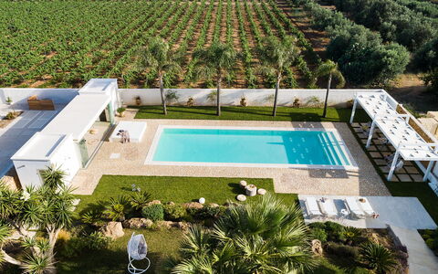 Casa Ocra - Misiliscemi, Sicilia: Vand, Ejendom, Plante, Svømmepøl, Rektangel, Skygge, Træ, Urban Design, Græs, Fritid