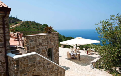 Pietramare - Castellabate, Campania: Himmel, Paraply, Bygning, Udendørs Møbler, Skygge, Ejendom, Stol, Hus, Landskab