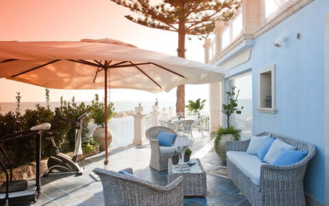 Villa Amena - Siracusa, Sicilia: Møbel, Plante, Blå, Vindue, Vand, Skygge, Udendørs Møbler, Stol, Belysning, Indretning