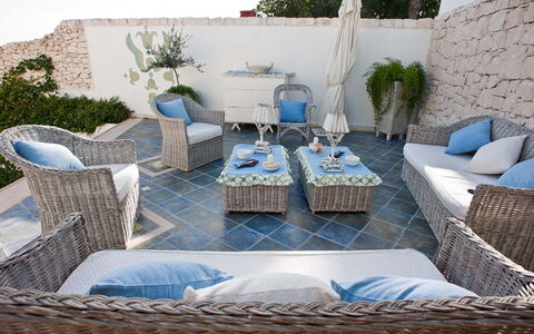 Villa Amena - Siracusa, Sicilia: Plante, Møbel, Bord, Azure, Blå, Udendørs Møbler, Stue, Indretning, Couch, Komfort