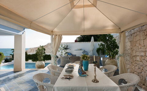Villa Amena - Siracusa, Sicilia: Bord, Møbel, Plante, Ejendom, Stol, Azure, Skygge, Indretning, Arkitektur, Udendørs Møbler