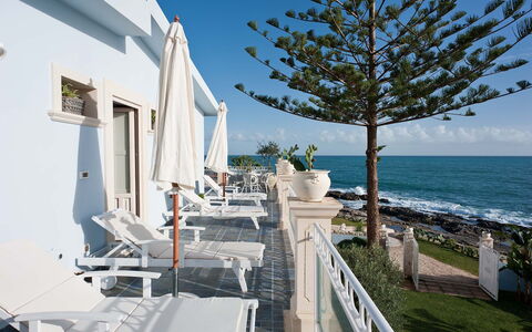 Villa Amena - Siracusa, Sicilia: Himmel, Vand, Plante, Bygning, Azure, Træ, Hus, Badeby, Blomsterkrukke, Fritid